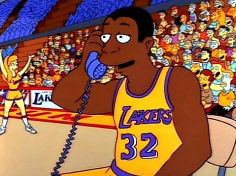 Earvin 'Magic' Johnson es otro atleta que, aunque no se contagió del color Simpson, sí lo hizo con sus ocurrencias al pedir un consejo a Homero cuando se especializó en festejos de celebridades.