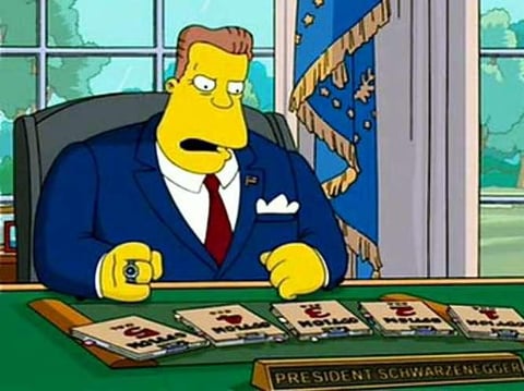 Durante la cinta de Los Simpson, Arnold Schwarzenegger aparece ocupando la silla de presidente de los Estados Unidos.