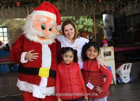 17122014 Santa, Cecilia, Lashmi y Ana Paola.