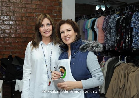 17122014 APOYAN BAZAR ALTRUISTA.  Cristina y Pily.