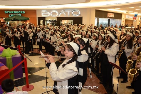 18122014 Los jóvenes músicos deleitaron a los asistentes con sus melodías en el centro comercial.