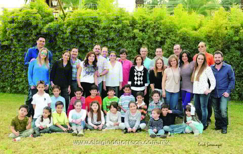 18122014 POSADA EN FAMILIA.  Amigas VIP acompañadas de sus esposos e hijos.