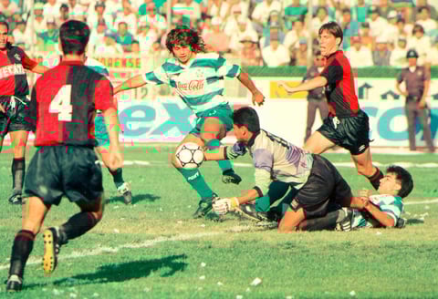 Oswaldo tuvo un gran maestro en la portería, llegó al equipo grande del Atlas cuando el portero uruguayo, Robert Siboldi, era el titular del equipo.