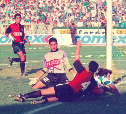 Debutó con el Atlas de Guadalajara el 30 de octubre de 1993.