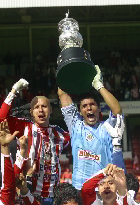 Oswaldo levantó su primer trofeo del futbol mexicano con Chivas el 10 de diciembre de 2006 ante Toluca.