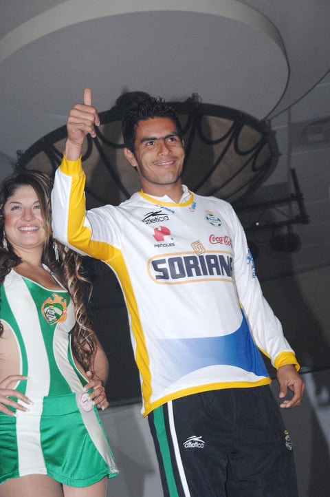 Debutó con los Guerreros el 20 de enero de 2007, en la derrota de Santos ante Monterrey por marcador de 1-0.