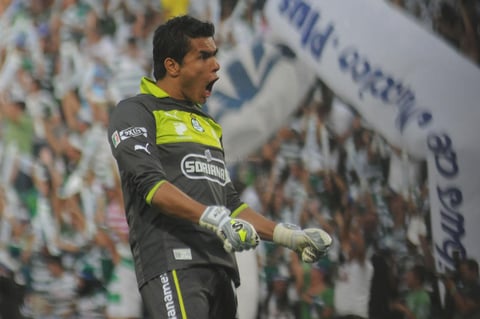 Posee la distinción de ser el futbolista con más presencias en la historia de la Primera División Mexicana, superando el récord impuesto de Benjamín Galindo el 21 de marzo de 2014.