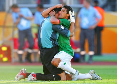 Bora Milutinovic fue quien lo debutó el 8 de junio de 1996, en el partido México 1-0 Bolivia.