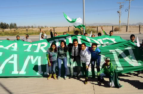 Sánchez Ibarra se tomo la foto del recuerdo con una de la porras del conjunto albiverde.
