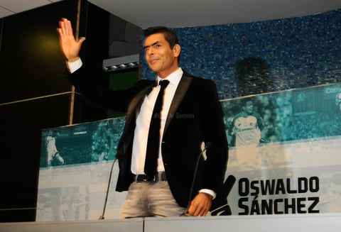 El guardameta Oswaldo Sánchez anunció su adiós al futbol en activo, tras 21 años en el futbol mexicano.