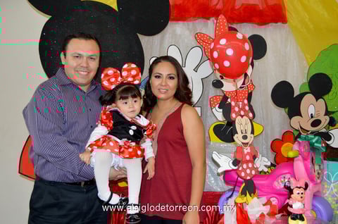 21122014 DE FIESTA.  Natalia con sus papás, Jesús y Érika.