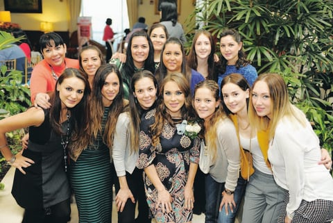 Mónica acompañada de algunas de las invitadas a su fiesta de canastilla.