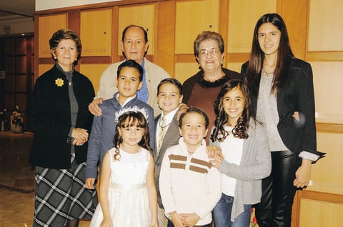 Ezequiel, Enriqueta y Georgina con sus nietos.