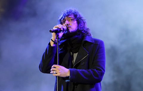 Tras ofrecer un discurso en contra del gobierno por el caso Ayotzinapa, León Larregui informó por medio de Twitter que fue detenido, sin embargo después aclaró que su arresto no tuvo nada que ver con su pronunciamiento durante un concierto.