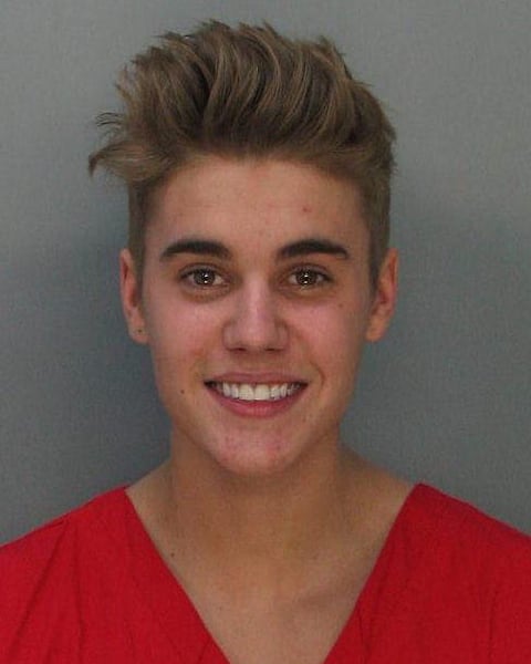 Justin Bieber fue arrestado por conducir a alta velocidad bajo sustancias y sin licencia en Miami.