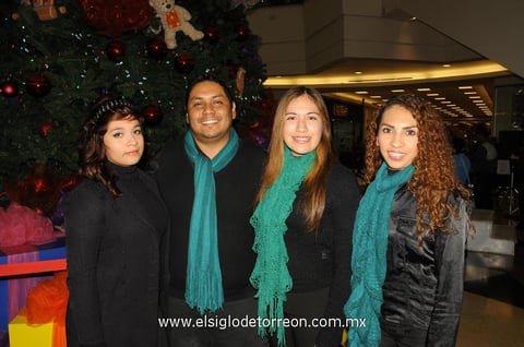 27122014 EN EL MALL.  Naomi, Daniel, Ariadna y Griselda.