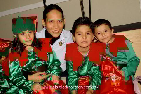 26122014 EMOTIVO FESTIVAL NAVIDEñO.  Emiliano, Miss Ani, Axel y Ángela.