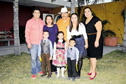 28122014 CELEBRA SU CUMPLEAñOS.  Jorge Gutiérrez Carrasco con su esposa Alma Leticia Martínez de Gutiérrez, hijos y nietos.