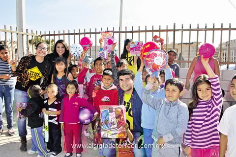 28122014 REPARTEN ALEGRíAS.  Integrantes de la Fundación Visión de Campeón, dirigida por Adoniram Martín del Campo, realizaron la colecta 2014 'Un regalo por una sonrisa', en la que reunieron 300 juguetes que se repartieron en colonias de escasos recursos.