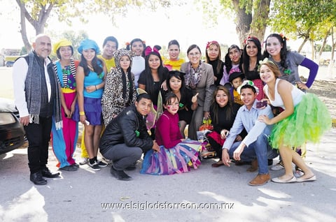 28122014 NOBLE LABOR.  Alumnos de reconocida universidad de la región llevaron regalos a niños del Centro de Atención Múltiple en el Ejido El Fénix.