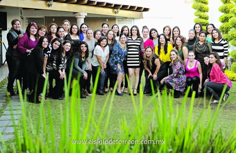 28122014 FIESTA DE CANASTILLA.  Marisol Escárcega de Becerra con sus amigas en el 'baby shower' que le organizaron con motivo del nacimiento de su cuarto bebé.