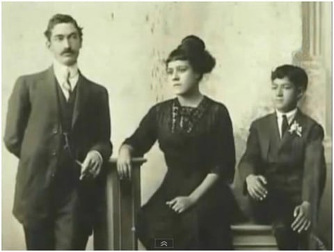 21122014 El gallego AndrÃ©s Novo Blanco, Amelia LÃ³pez de Novo y su hijo Salvador, en un estudio fotogrÃ¡fico en TorreÃ³n, en 1914.  (Archivo LÃ³pez AntuÃ±ano)