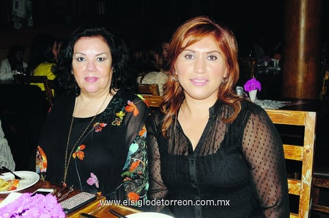 28122014 DISFRUTAN.  Claudia y Rebeca.
