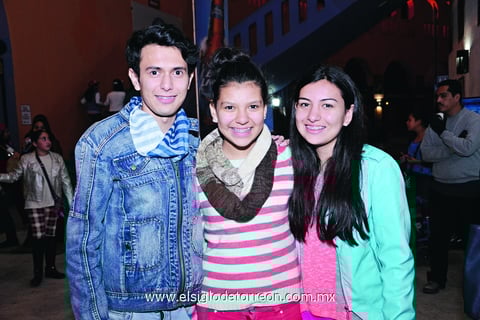 28122014 ASISTEN A CONCIERTO.  Fernando, Jennifer y Miriam.