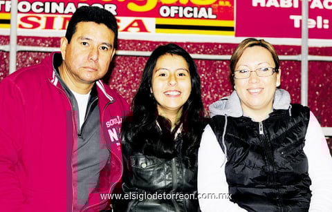 28122014 APOYAN A JEFES.  Ramón, Nicole y Mónica.