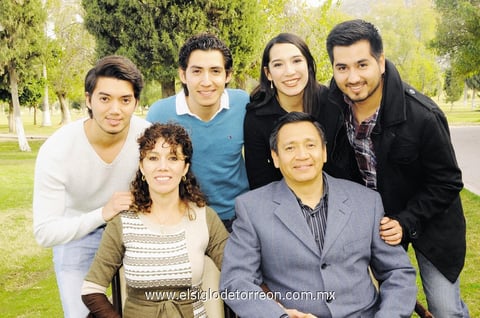 04012015 Víctor Alvarado, Fabiola de Alvarado, Sebastián, Angélica, Axel, Liz, Brenda y Willy.