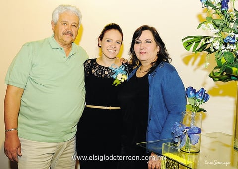 04012015 Marcela en compañía de sus papás, quienes se mostraron muy emocionados por la nueva etapa de su hija.
