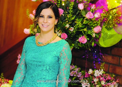 04012015 Muy entusiasmada lució la futura novia al lado de su mamá, la Sra. Ma. Ángeles Echavarri, y su futura suegra, la Sra. Ruth López.