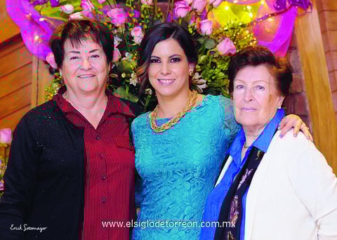 04012015 Raquel y Cuquita, abuelitas de Ana Sofía, la felicitaron y desearon lo mejor para su próximo enlace matrimonial.
