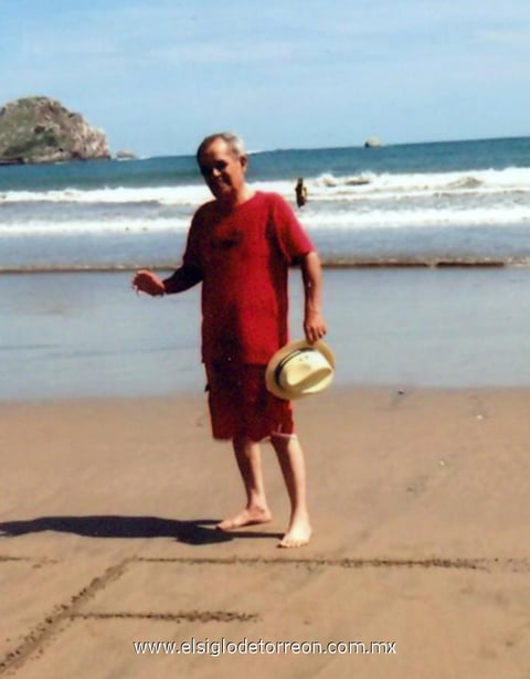 06012015 En Mazatlán, Sinaloa, Fernando Muñoz Olvera, de vacaciones en la Isla de la Piedra.