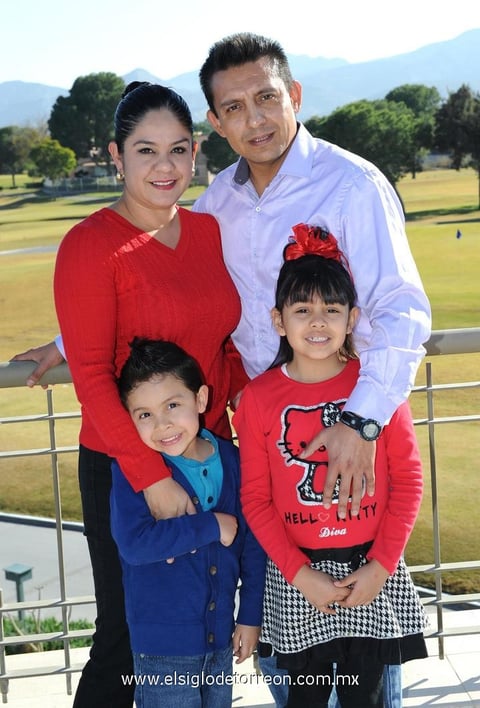 08012015 Ivonne Valenzuela y Cuauhtémoc Rangel con sus hijos Fernandito y Helen.