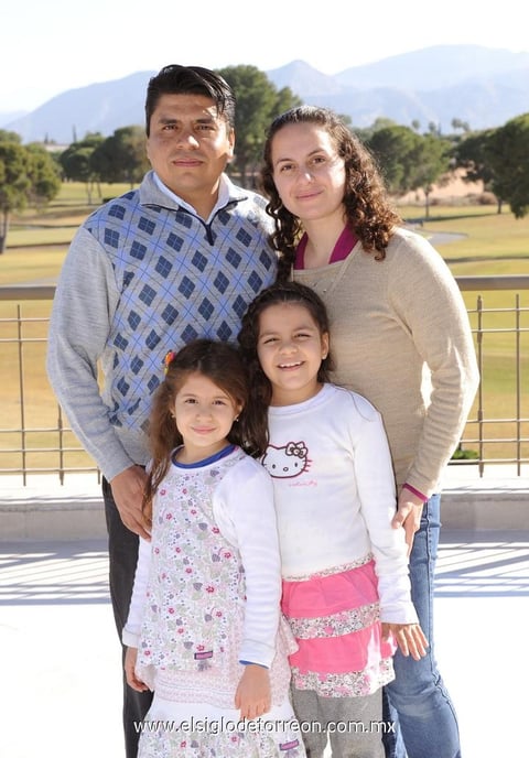 08012015 Ángela Álvarez y Fernando Rangel con sus hijos Moisés y Angelita.