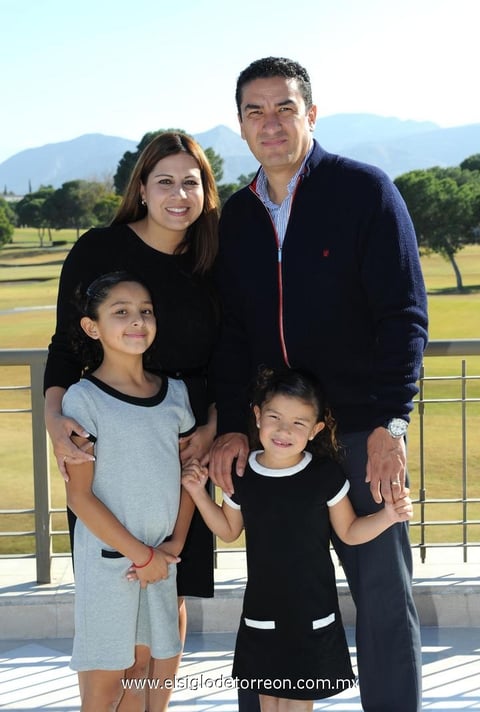 08012015 América Rangel y Víctor Estrada con sus hijas Natalia y Victoria.