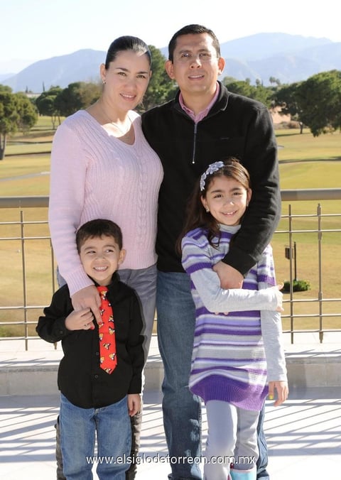 08012015 Aristóteles Rangel y Susana Giacomán con sus hijas Roma y Susanita.