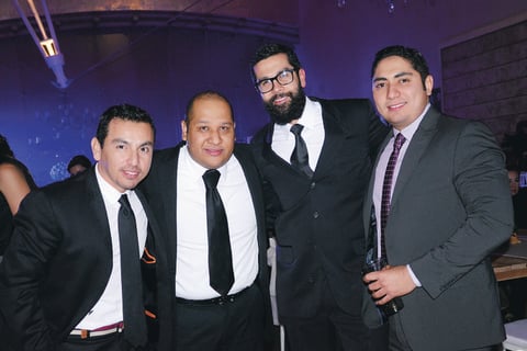 Maricarmen y David. Omar, Paco, Ví­ctor y Diego.