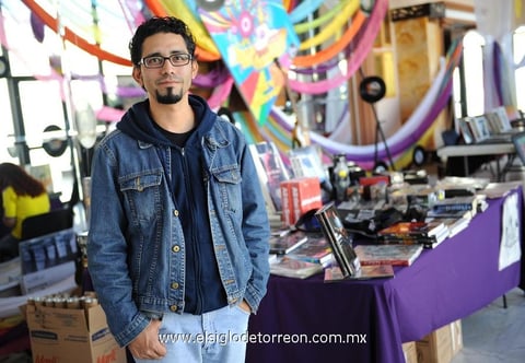09012015 EN UNA EXPO.  Orlando González.
