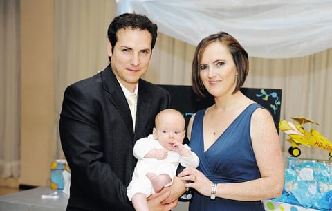 El pequeño Santiago con sus papás, Hugo y Allison.