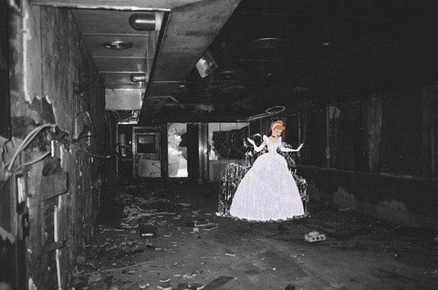 La Cenicienta es una de las princesas que aparece en la serie de imágenes.