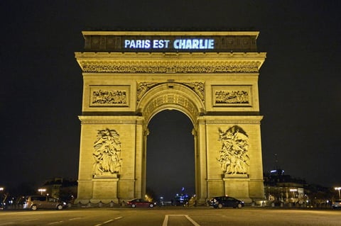 El Arco del Triunfo se iluminó con la leyenda "Yo soy Charlie", recordando a los fallecidos en el ataque al semanario francés.