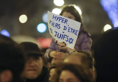 Chicos y grandes se solidarizaron con las víctimas de uno de los ataques más trágicos en la historia reciente de Francia.