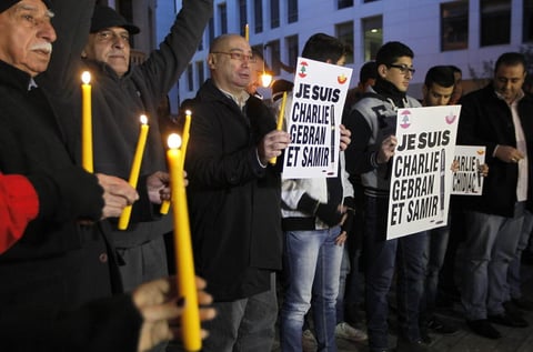 Aún cayendo la noche, miles permanecieron manifestándose.