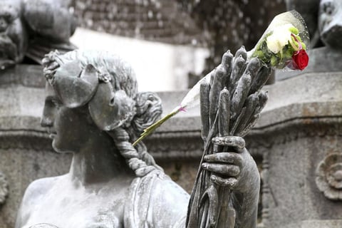 Monumentos y recintos oficiales se adornaron con flores ofrecidas a las víctimas.