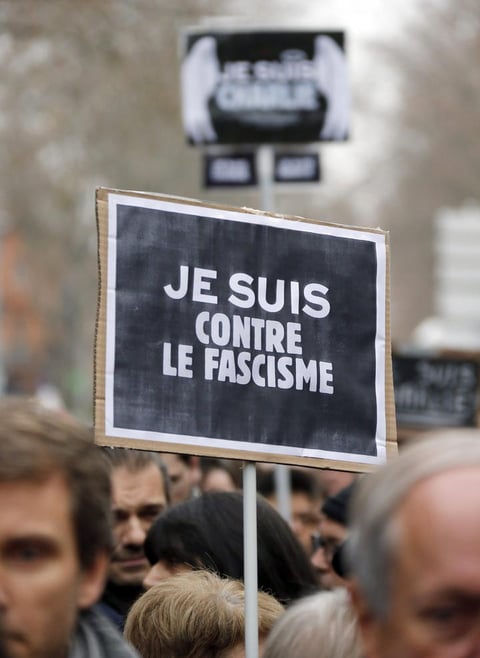 Carteles contra el fascismo fueron alzados como un reclamo.