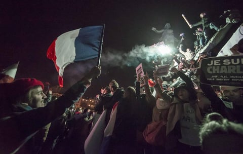 Los policías y gendarmes participantes en la manifestación de París, que estuvo vigilada por dos mil 200 agentes, fueron aplaudidos por los asistentes por su gestión de la crisis terrorista de los últimos días.