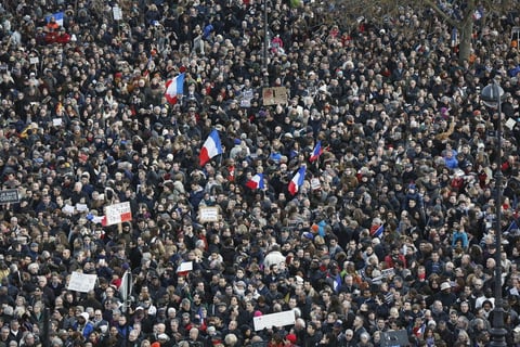 En la manifestación participaron algunos de los supervivientes del atentado cometido el miércoles en la sede del semanario satírico francés Charlie Hebdo, así como familiares de los 12 fallecidos.