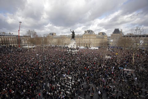 La manifestación, la más concurrida de la capital francesa desde la liberación de París en 1944 durante la II Guerra Mundial, comenzó con retraso por el gran número de participantes que bloquearon algunas de las principales avenidas del Este de París.
